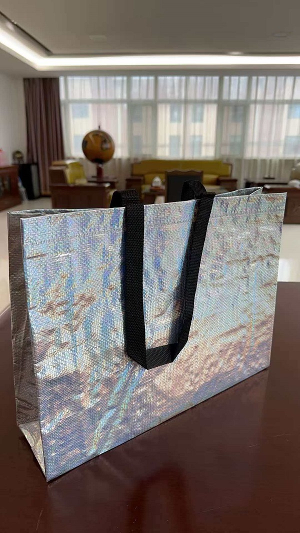 RGS PACKAGINGin uusi laserkalvokudottu laukku